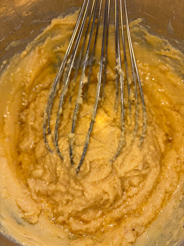 バター、砂糖、溶きたまごを練り合わせる。パウンドケーキの標準的な作成手順。