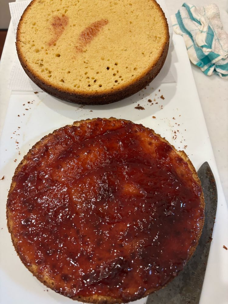 上下2枚に切り分け、ラズベリージャムを塗る