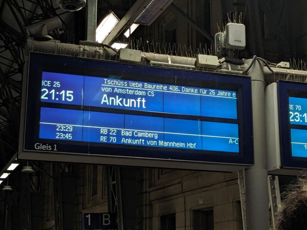Bahnsteiganzeige in Frankfurt Hbf. Als aktueller Zug ist ICE 25 von Amsterdam CS mit Ankunft 21:15 Uhr dargestellt. Als zusätzlicher Text ist dargestellt: "Tschüss liebe Baureihe 406. Danke für 25 Jahre erfolgreichen internationalen Fernverkehr. Mach's gut"