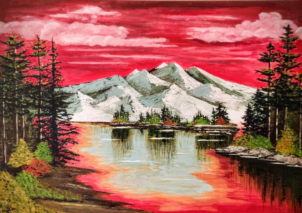 Schilderij met besneeuwde bergtoppen, naaldbomen aan weerszijden, rode gloed in de lucht en op het water, eilandjes met bomen en struiken in het midden. Bob Ross stijl.