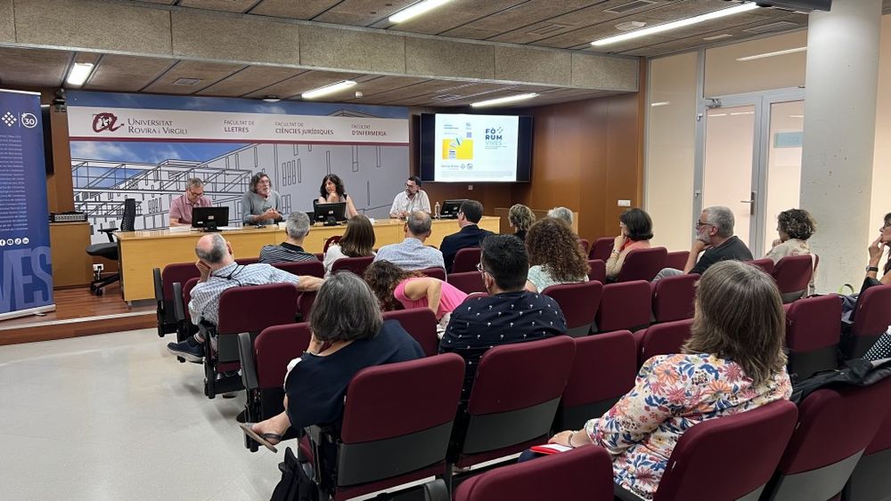 Una de les taules rodones de la trobada d'editors universitaris celebrada a la URV.