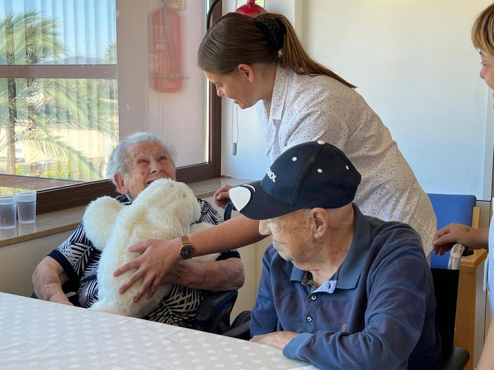 Tot i la sorpresa inicial, el robot ha despertat ràpidament la curiositat dels avis i àvies del centre.