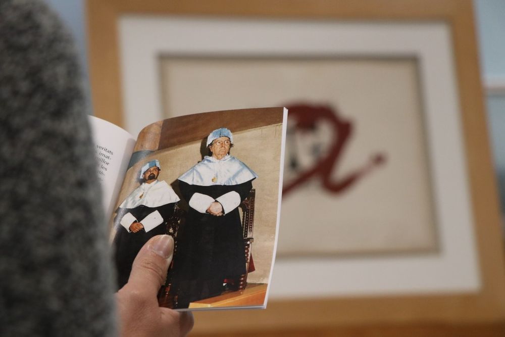 Una fotografia de Tàpies en el llibret sobre la relació de l’artista amb la URV.
