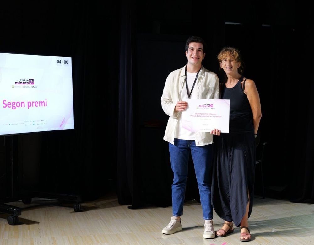 Nil Novau amb el segon premi, atorgat per Sílvia Simon, delegada de divulgació a la UdG. Foto: Nela Megía-FCRI