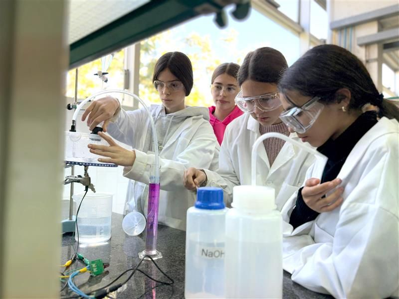 Taller per capturar CO2, a un dels laboratoris de l'ETSEQ de la Universitat Rovira i Virgili.