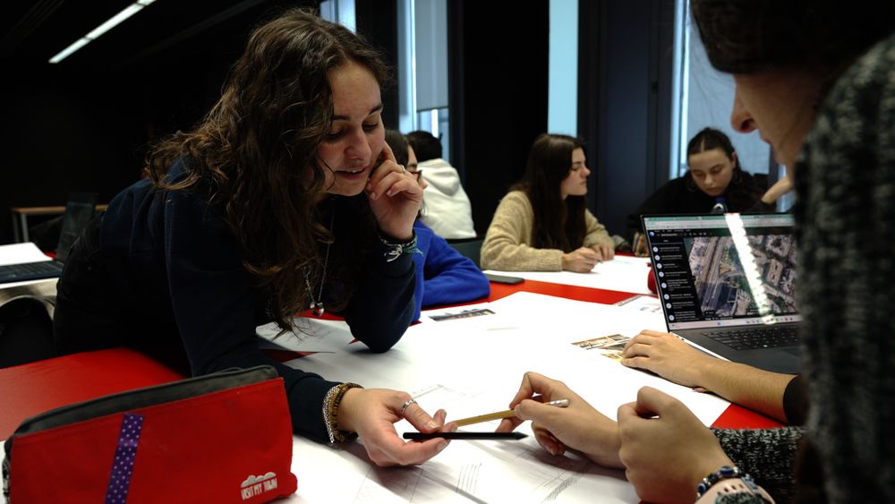Intercanvi d’idees entre estudiants d’Arquitectura i del doble grau d’Educació Infantil i Primària.