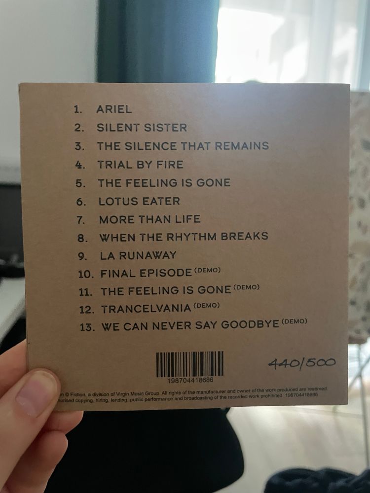 Zdjęcie przedstawia tylną okładkę limitowanego wydania albumu Night Life zespołu The Horrors. Egzemplarz jest numerowany - 440. sztuka z 500 egz. nakładu.