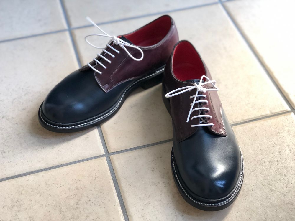 オーダーで作った革靴 ネイビーとワインのコンビ、内側は真っ赤 オーダーだから靴擦れしない！