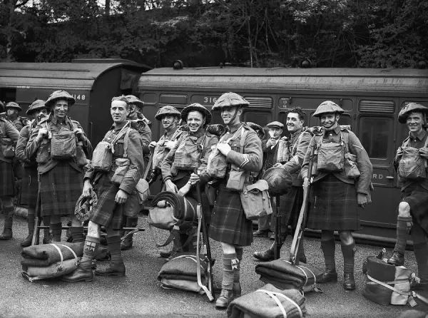 Scottish Soldiers heading to the front to fight Fascists 