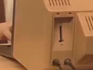 Gros plan du Minitel de la vidéo, on y voit la prise téléphone mais aucun câble n'y arrive 