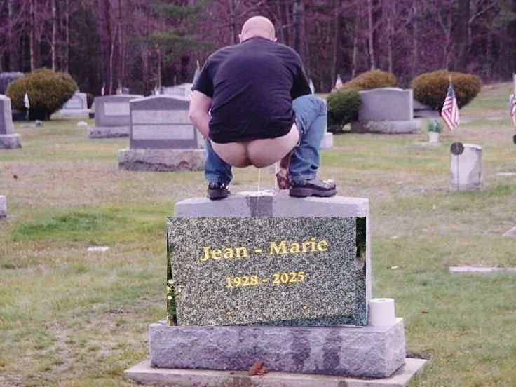 un mec qui chie (et pisse) sur une tombe sur laquelle est photoshoppé grossièrement une autre pierre tombale sur laquelle on lit "jean marie 1928 - 2025"