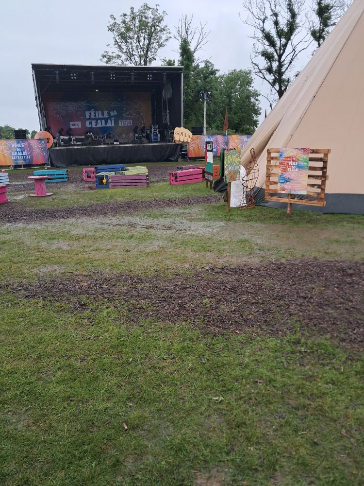 Stáitse Féile na Gealaí san fhearthainn 