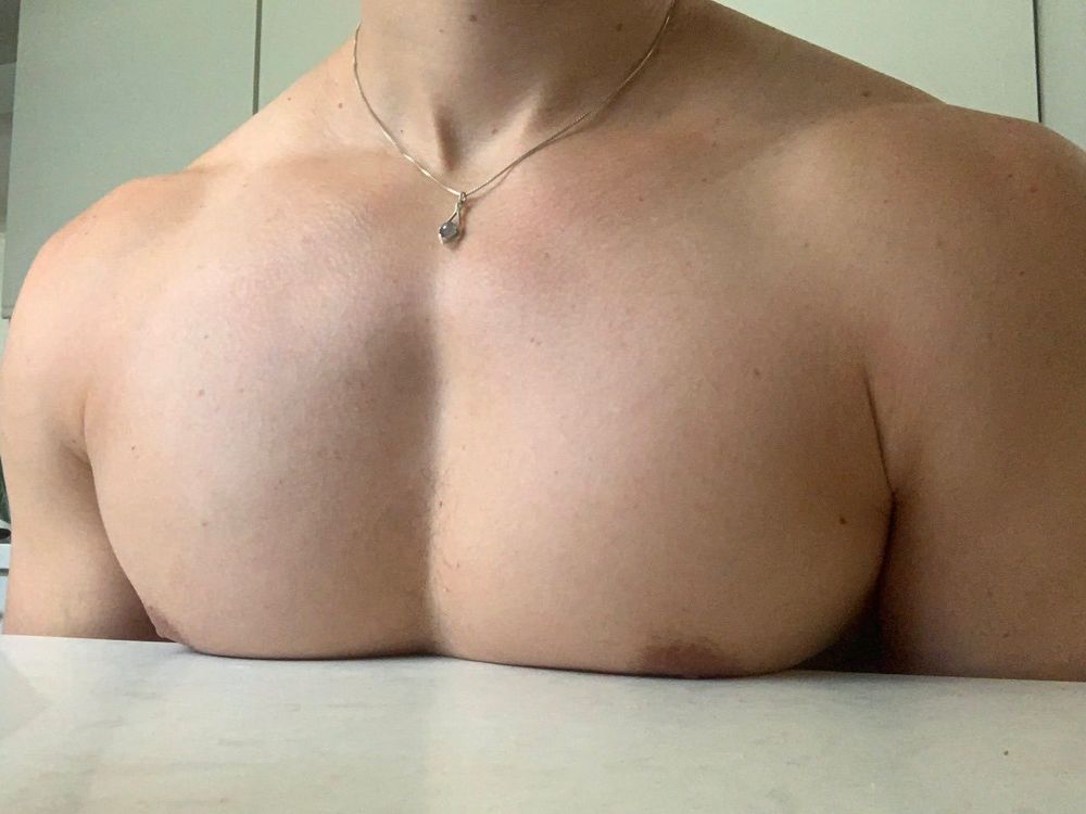 Picture of a man’s chest with big tiddies 