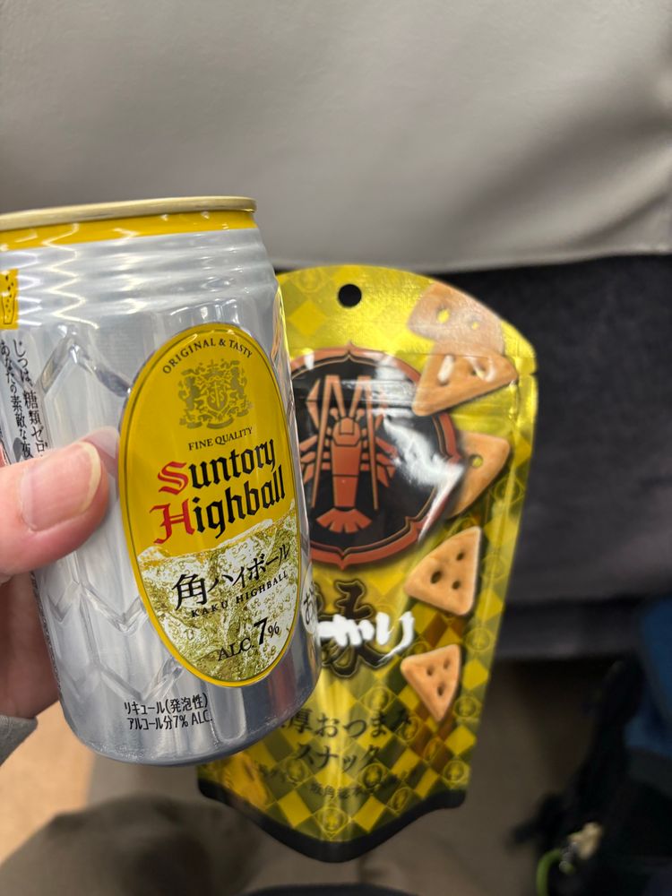 角ハイボール缶と海老せんべいの写真