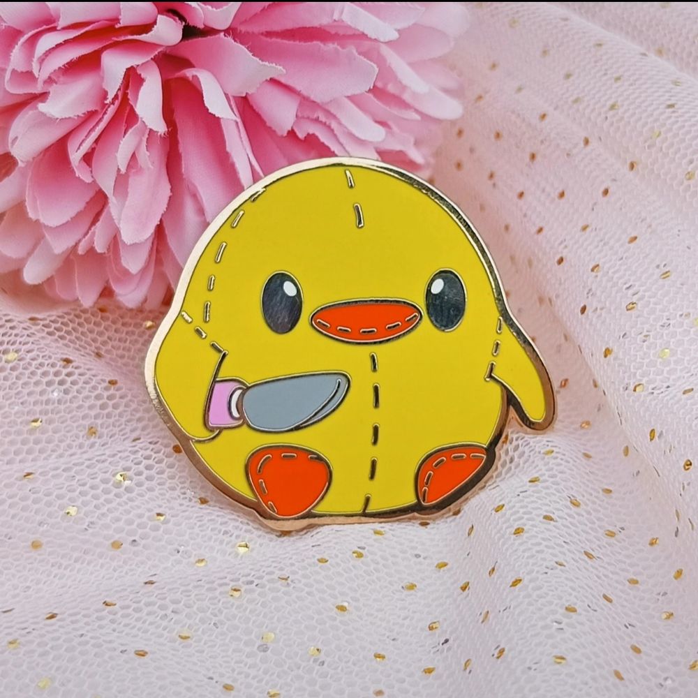 Spilla di un pulcino con coltello 