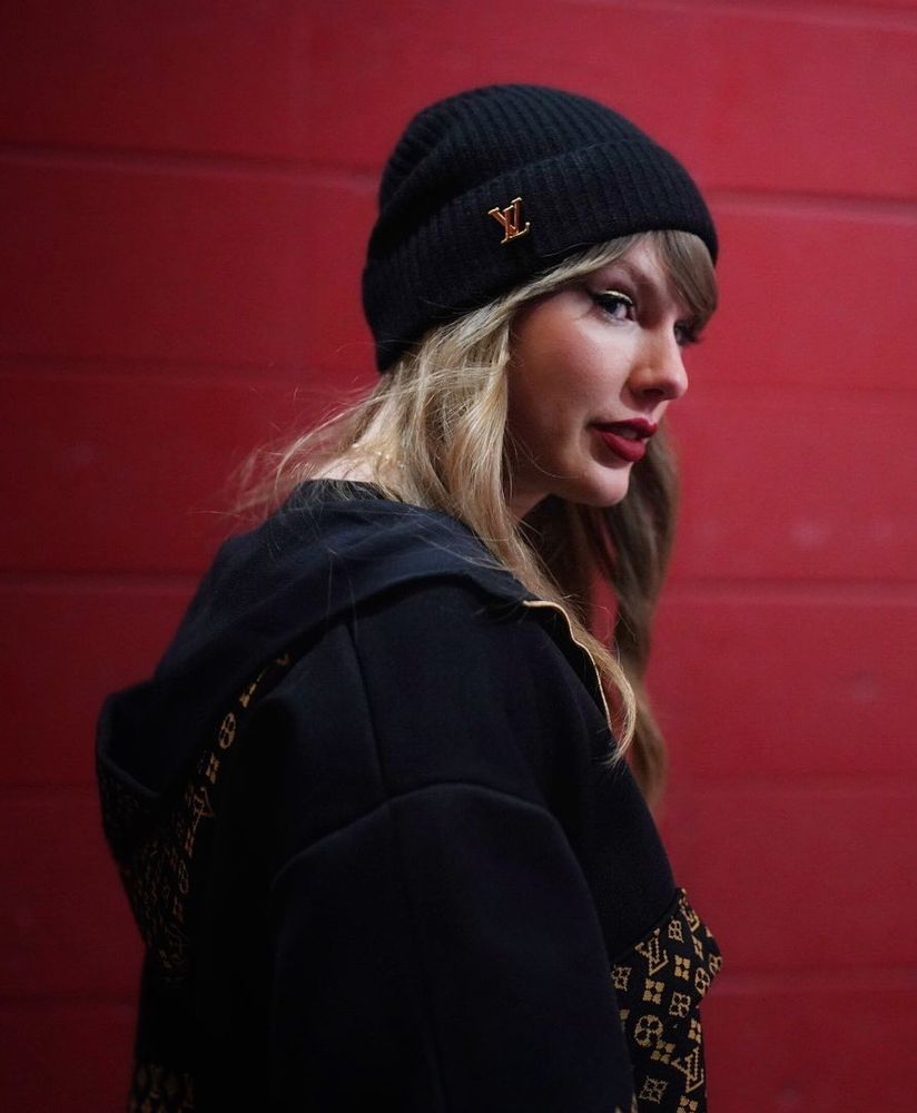 Taylor swift arriving to the chiefs game in a black Louis Vuitton outfit 