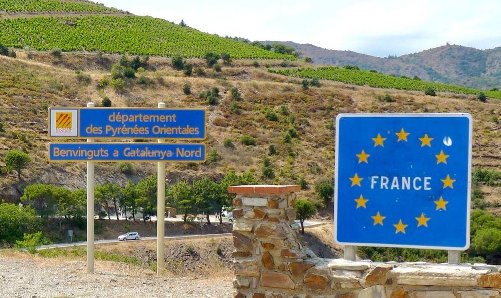 Rètol d'entrada a la Catalunya del Nord, al coll dels Belitres.

Bertrand GRONDIN (Wikimedia Commons, CC BY-SA 3.0)