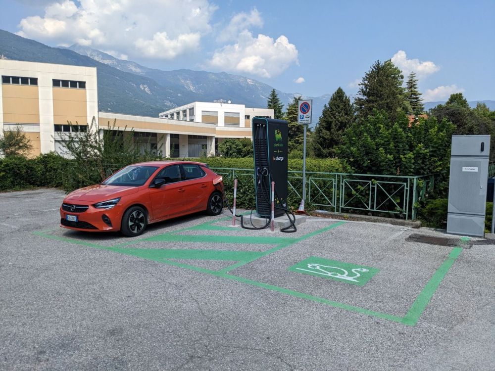 Colonnina Be Charge Ultra-Fast Rovercenter Rovereto TN Viale del Lavoro 18