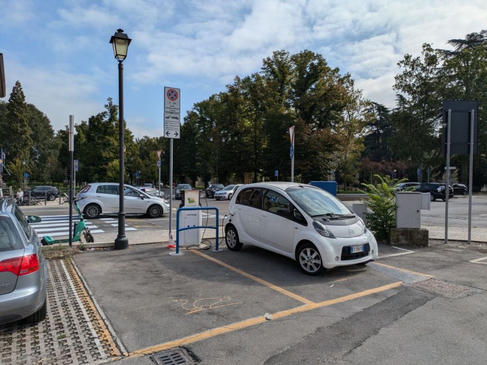 Colonnina Be Charge 22 kW Reggio Emilia RE Via Lungo Crostolo 2