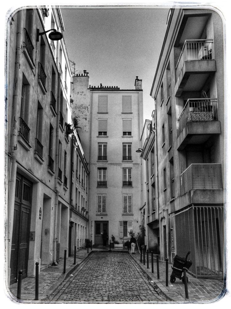 A black and white photography of the Impasse des Jardiniers in 75011 Paris, France