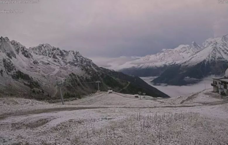 capture de l'image de la webcam du Brévent, ce mercredi midi : la neige c'est invitée à 2000 mètres d'altitude
