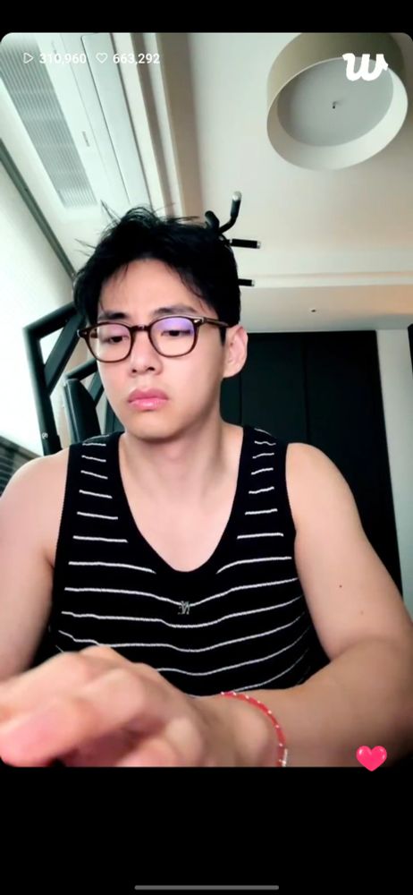 Screenshot of BTS V during his live.