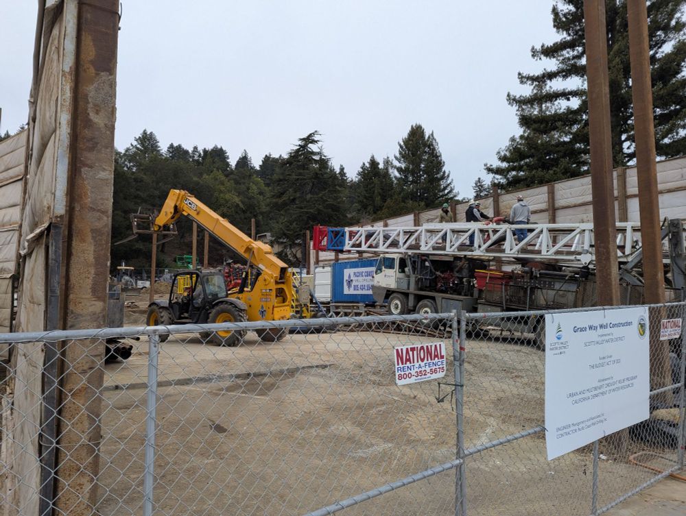 A construction site with some walls around the site