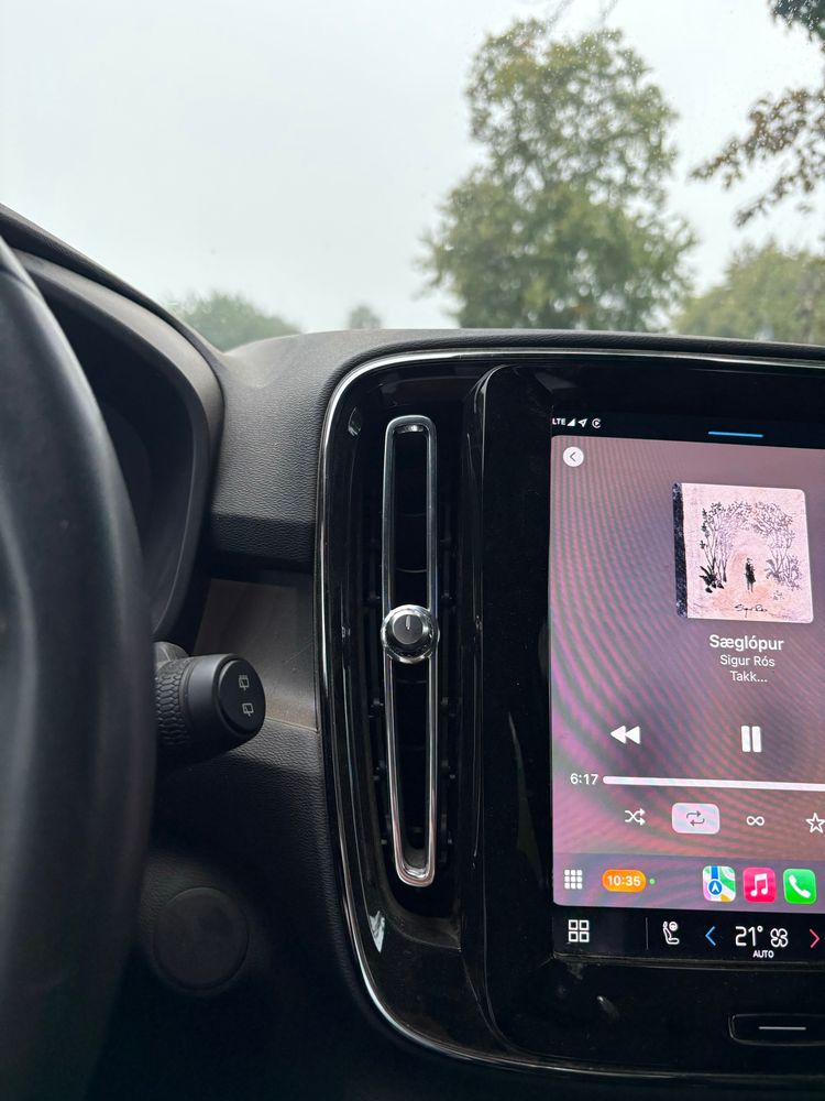 Blick auf dem Monitor des Autos mit dem Plattencover von Takk. 