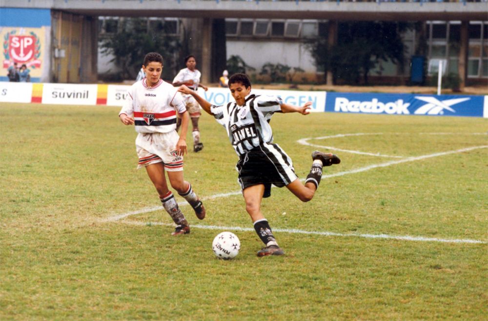 Futebol Paulista de mulheres na década de 90: ausência da FPF e a presença universitária