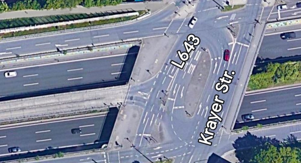 Intersection at the motorway a40 in Essen.  A bus lane from between the Autobahn lanes merges into normal roads on a bridge.