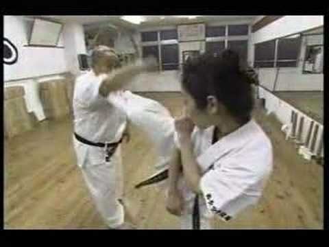 Makiwara Demonstration　（巻藁）