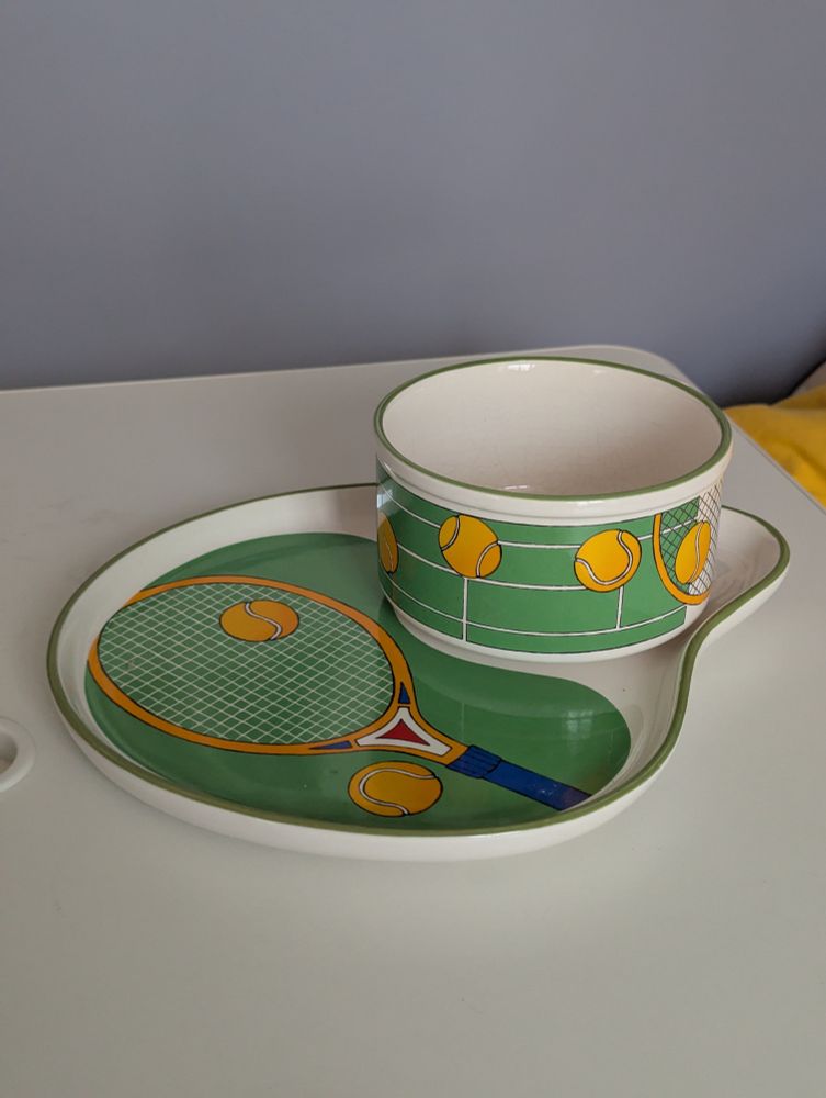 Plateau et tasse avec motifs de raquette et de balles de tennis 