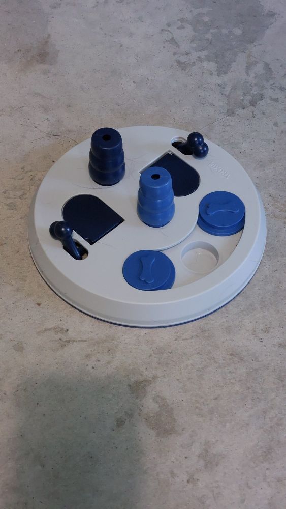 Gamelle ludique avec 3 trois recouverts par des couvercles glissants, 2 trappes et 2 cônes qui s'enlèvent 