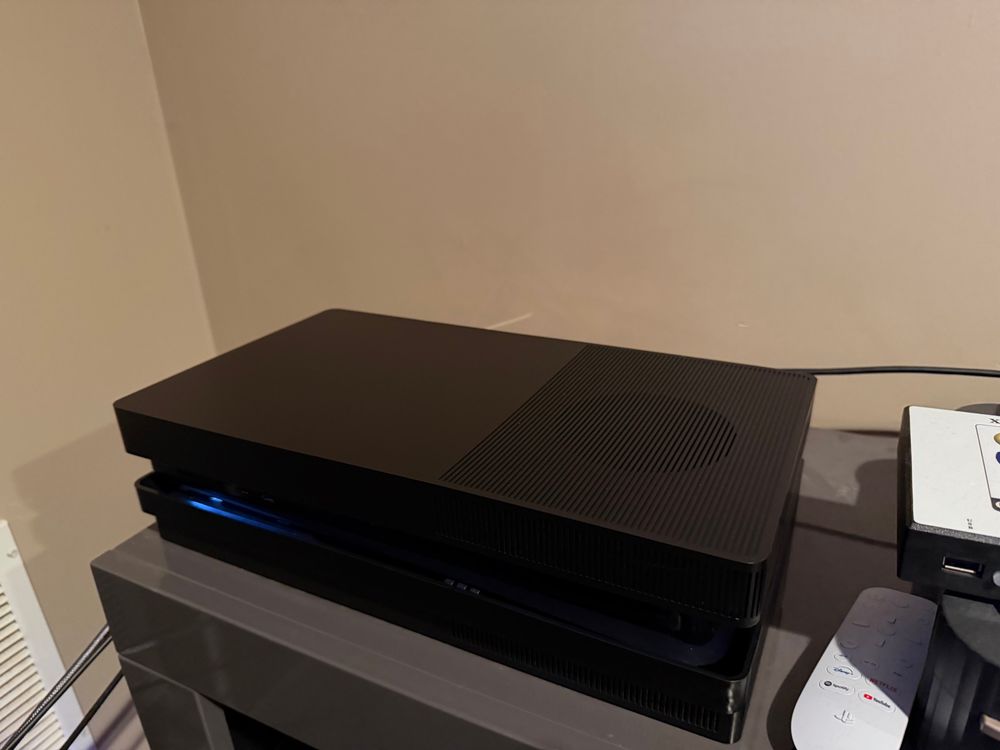 isometric view of the ps5 in boxplates