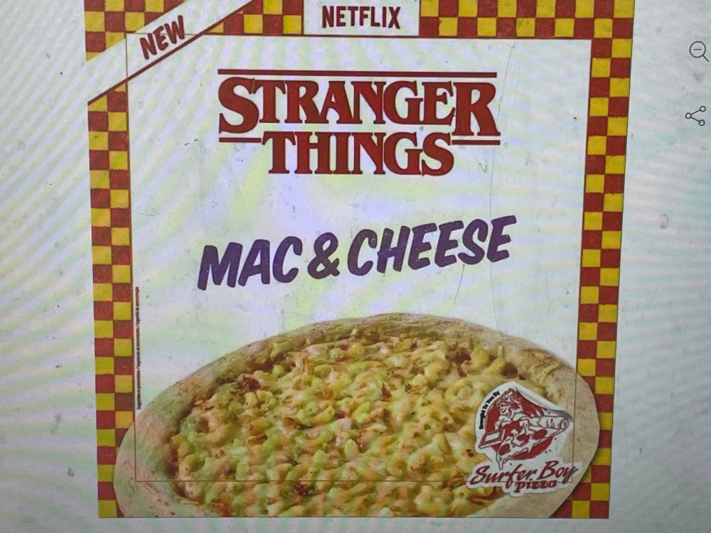 Photo d’écran montrant l’emballage d’une pizza au Mac and cheese estampillé Netflix - Stranger Things. 