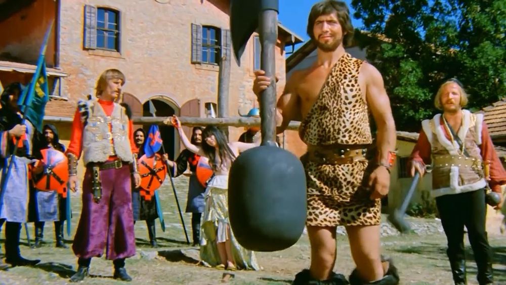 Image de Savalun Battal Gazi Geliyor avec un personnage au look d’homme des cavernes portant une peau de bête et une énorme massue en carton. 