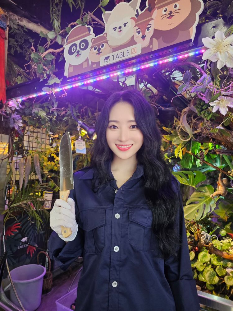 Kpop and Dreamcatcher member SuA smiling with knife