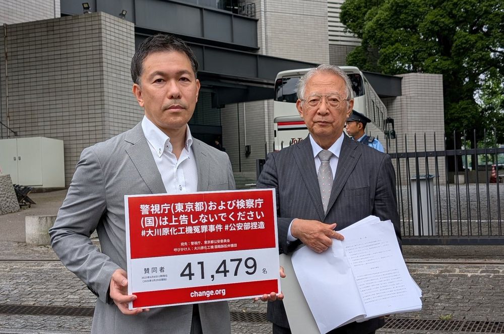 4万を超える賛同数をのせたボードを持つ二人