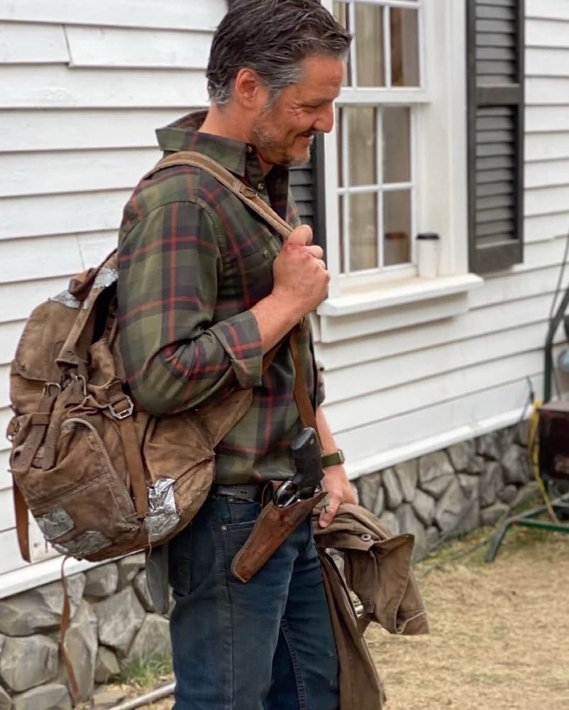 Pedro pascal cosplaying as Joel miller filming the last of us season 1 
