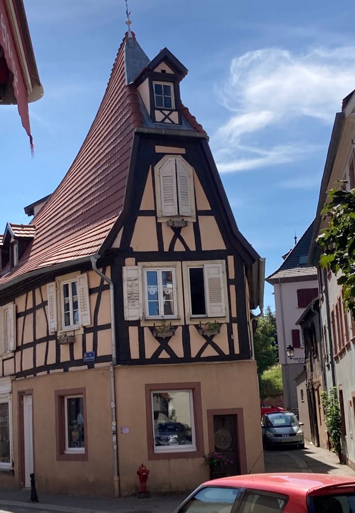 Ein kleines, schmales Fachwerkhäuschen. 