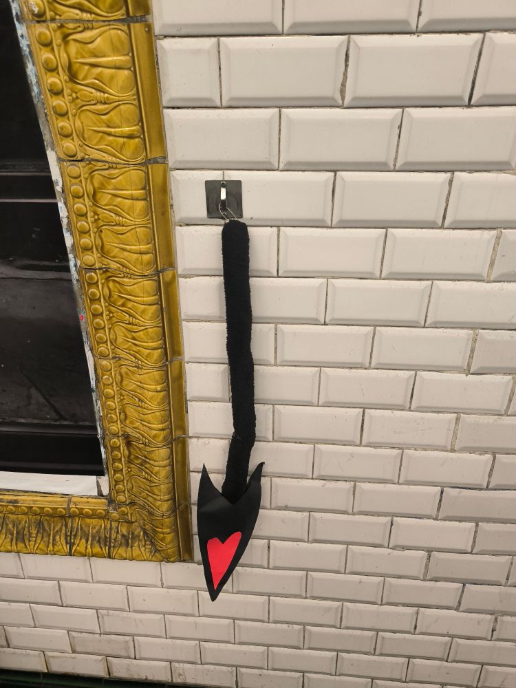 Queue de cosplay de Charlie Morningstar accrochée sur un mur de métro