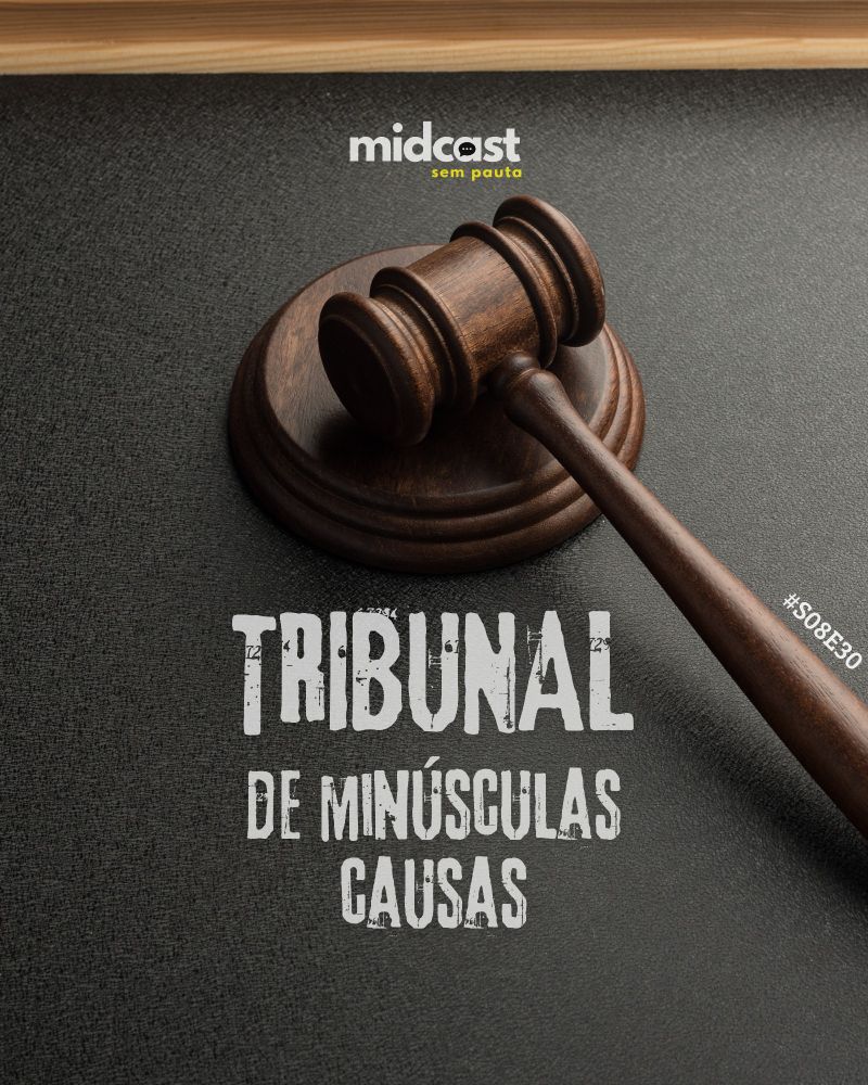 Imagem com fundo escuro e uma tábua de madeira com um martelo de juiz em destaque. No centro da imagem está escrito 'Tribunal de Minúsculas Causas' em letras grandes e brancas, com aparência desgastada. Acima do martelo está o logo do Midcast, e no canto direito inferior aparece o texto '#S08E30'."