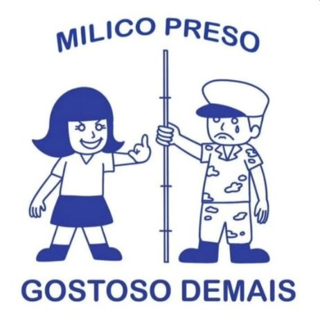 À esquerda, há uma mulher sorridente, vestida com saia e blusa, levantando o dedo do meio.
À direita, um homem com uniforme militar e expressão triste segura uma grade vertical que os separa.
Acima da cena, está escrito “MILICO PRESO” e, abaixo, “GOSTOSO DEMAIS”, ambos em letras maiúsculas azuis.
