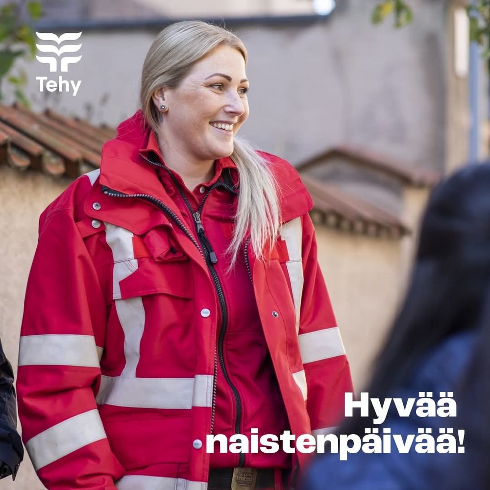 Teksti: Hyvää naistenpäivää! 
Kuva: Hymyilevä ensihoitaja