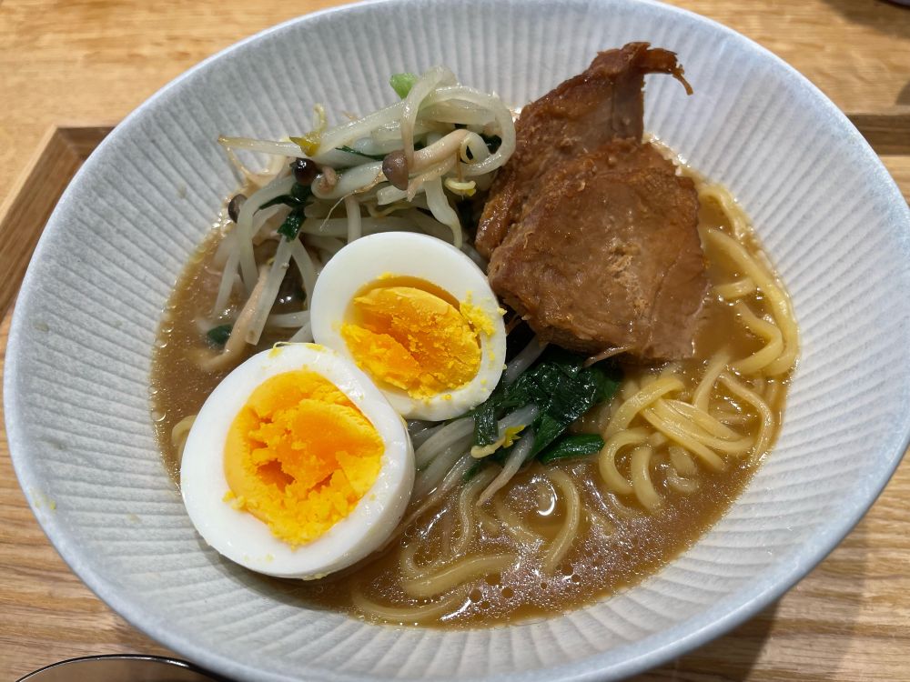 ラ王の豚骨醤油ラーメンに自家製焼き豚、ゆで卵、もやしとニラを炒めたやつ乗っけたの