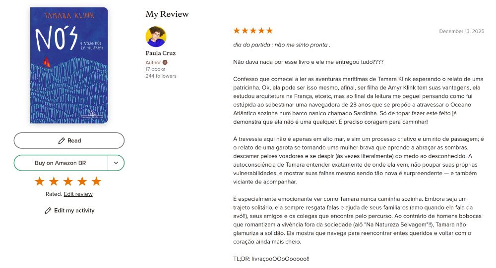 pritn screen da resenha do livro "Nós: o atlântico em solitário" de Tamara Klink. dia da partida : não me sinto pronta .

Não dava nada por esse livro e ele me entregou tudo????

Confesso que comecei a ler as aventuras marítimas de Tamara Klink esperando o relato de uma patricinha. Ok, ela pode ser isso mesmo, afinal, ser filha de Amyr Klink tem suas vantagens, ela estudou arquitetura na França, etcetc, mas ao final da leitura me peguei pensando como fui estúpida ao subestimar uma navegadora de 23 anos que se propõe a atravessar o Oceano Atlântico sozinha num barco nanico chamado Sardinha. Só de topar fazer este feito já demonstra que ela não é uma qualquer. É preciso coragem para caminhar!

A travessia aqui não é apenas em alto mar, e sim um processo criativo e um rito de passagem; é o relato de uma garota se tornando uma mulher brava que aprende a abraçar as sombras, descamar peixes voadores e se despir (às vezes literalmente) do medo ao desconhecido. A autoconsciência de Tamara entender exatamente de onde ela vem, não poupar suas próprias vulnerabilidades, e mostrar suas falhas mesmo sendo tão nova é surpreendente — e também viciante de acompanhar.

É especialmente emocionante ver como Tamara nunca caminha sozinha. Embora seja um trajeto solitário, ela sempre resgata falas e ajuda de seus familiares (amo quando ela fala da avó!!), seus amigos e os colegas que encontra pelo percurso. Ao contrário de homens bobocas que romantizam a vivência fora da sociedade (alô "Na Natureza Selvagem"!!), Tamara não glamuriza a solidão. Ela mostra que navega para reencontrar entes queridos e voltar com o coração ainda mais cheio.

TL;DR: livraçooOOoOooooo!!
