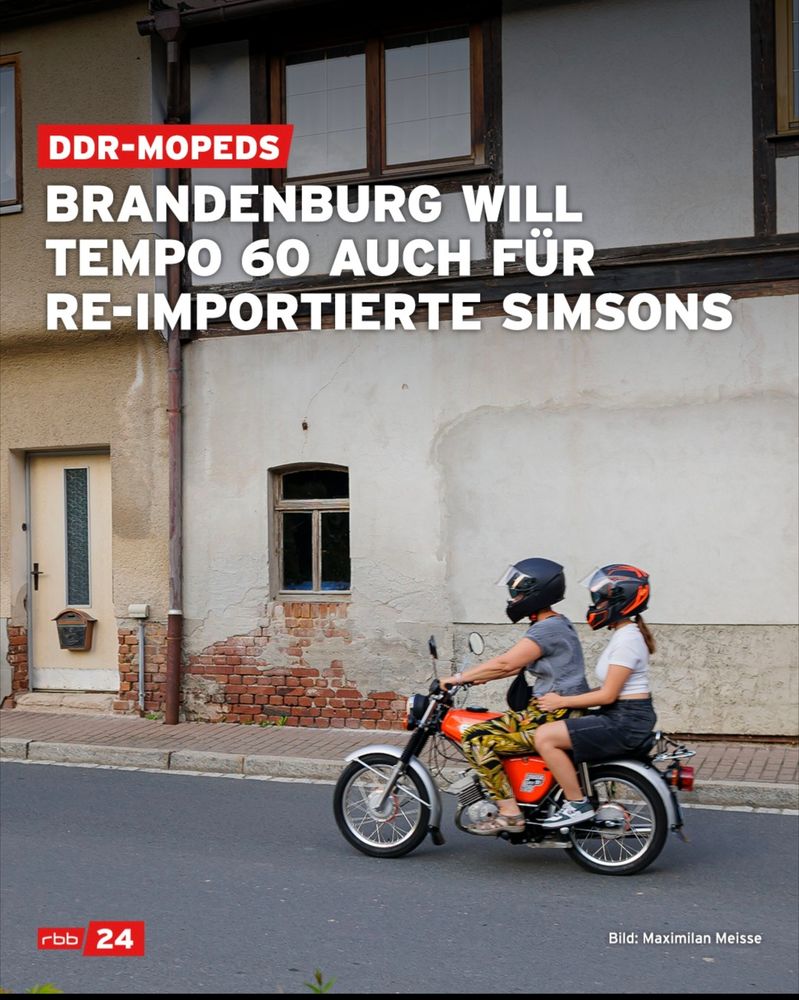 Screenshot von der Instagram Seite von rbb24. Zu sehen sind zwei Personen auf einem Moped vor Häusern. Auf dem Bild steht:

DDR-MOPEDS

BRANDENBURG WILL TEMPO 60 AUCH FÜR RE-IMPORTIERTE SIMSONS