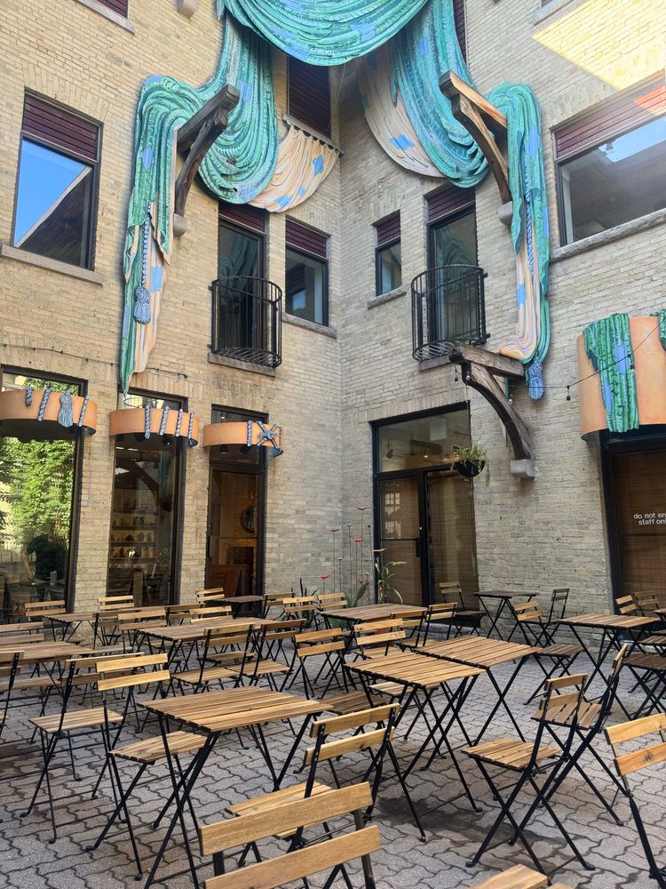 Courtyard with chairs and cobblestone 