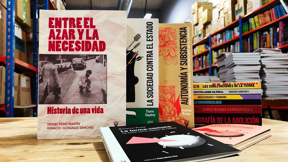 Los libros de este año en la editorial Virus: Entre el azar y la necesidad, La sociedad contra el Estado, Autonomía y subsistencia, La forma-comuna, Las sublevaciones de la Tierra, Espais del capitalisme global, Masculinidades y feminismo, La convivencialidad, El MIL: Una historia política y Geografía de la abolición.