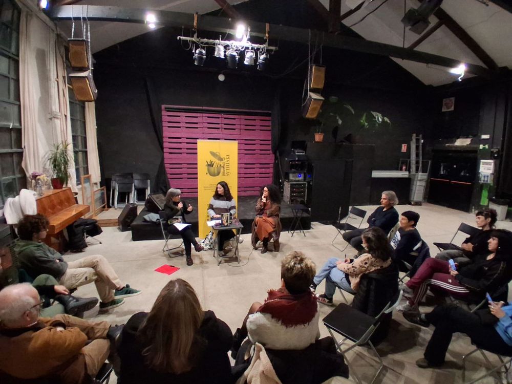 Presentació de 'Machismo y cultura jurídica' a la llibreria Synusia, de Terrassa. Es veuen les tres ponents assegudes i rodejades de públic.